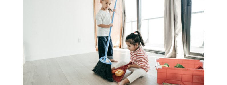 掃除の手伝いをしている子供